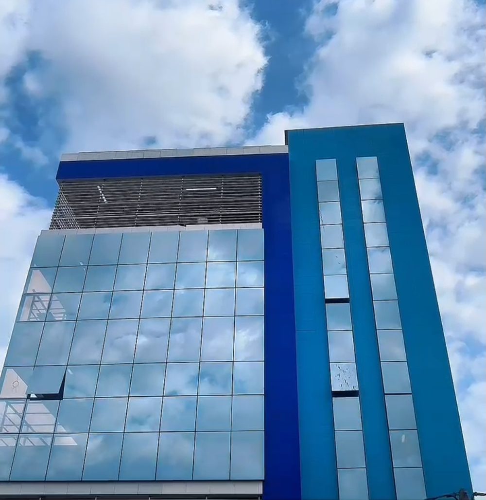 Façade moderne en verre bleu de l'ESIG