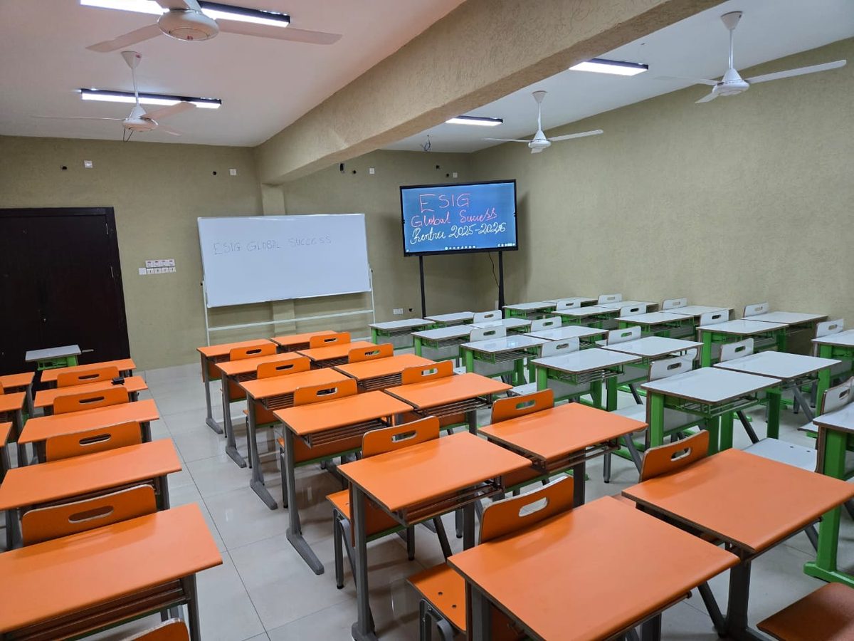 Salle de classe de l'ESIG équipée d'un écran interactif